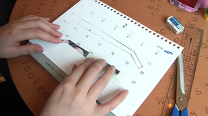 안경다리 도면을 그리는 모습