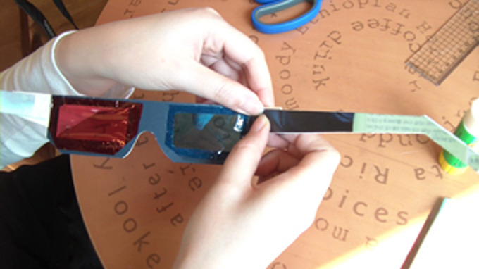 안경앞면과 다리를 이어 붙이는 모습