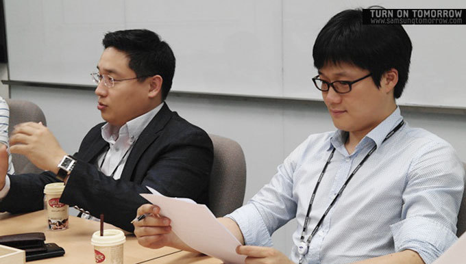 인터뷰하는 인사직원들