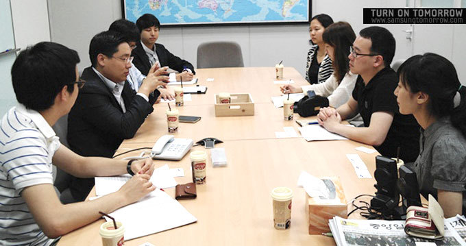 인사팀과 터뷰를 하는 모습