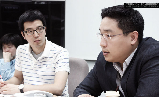 인터뷰를 하고 있는 모습