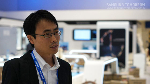 인터뷰하는 과장의 모습