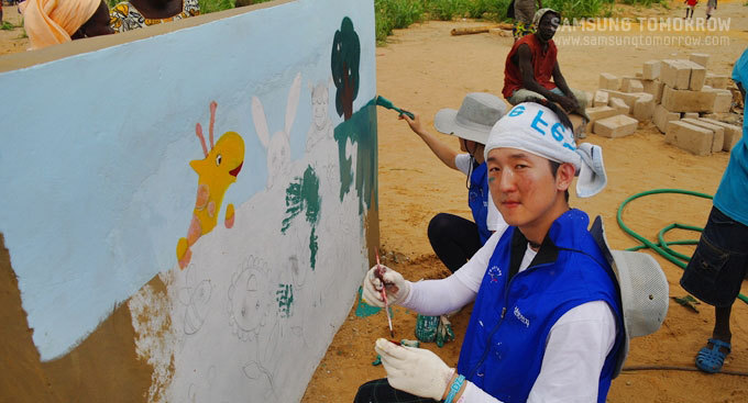 벽화봉사하는 삼성직원들