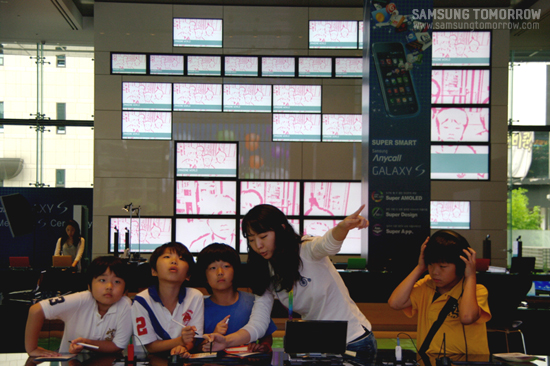 로등학생들이 딜라이트에 방문해 체험하는 모습