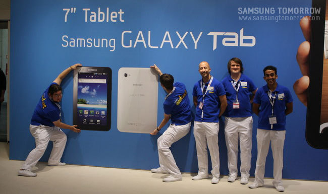 갤럭시 탭 앞에서 단체사진을 찍는 모바일러스들