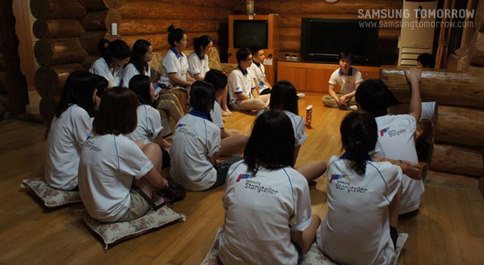 오리엔테이션을 하는 모습