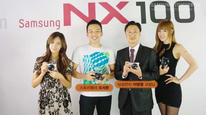 NX100 모델과 함께한 스토리텔러 오서준과 삼성전자 이범열 과장님의 모습