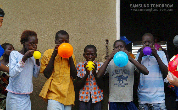 풍선불기 대회하는 아이들