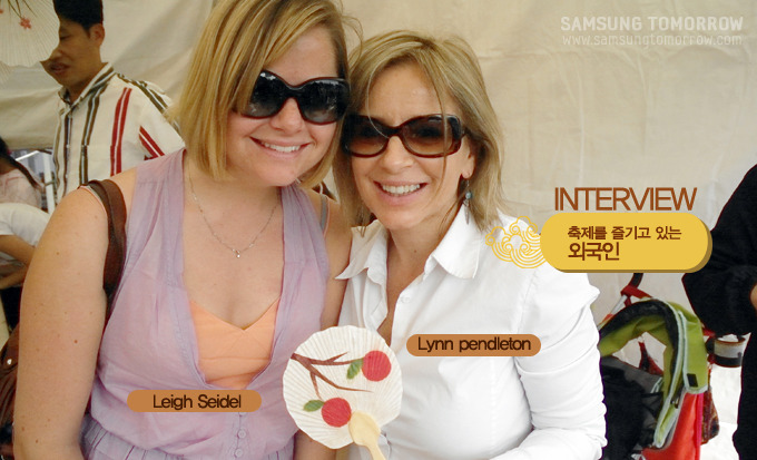 축제를 즐기고 있는 두명의 여자 외국인