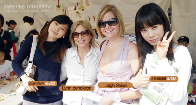 스토리텔러 문경연 최예시와 문화제를 즐기는 외국인들과의 기념사진