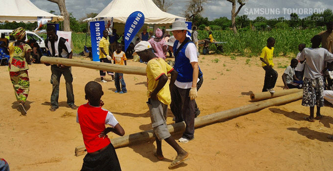또다른 게임을 준비하기 위해 나무를 옮기는 아이들과 삼성직원