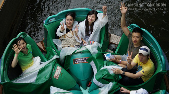 놀이기구를 타는 스토리텔러들의 모습