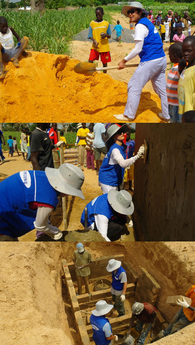 삽질하고 벽에 흙을 바르는 일을 하는 봉사자들의 모습