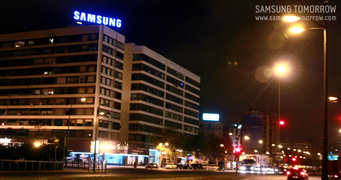 발렌시아의 야경속에 빛나는 삼성 로고