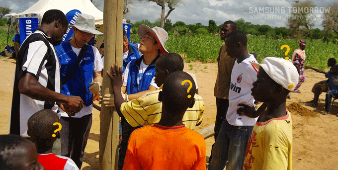나무를 세우는 삼성직원
