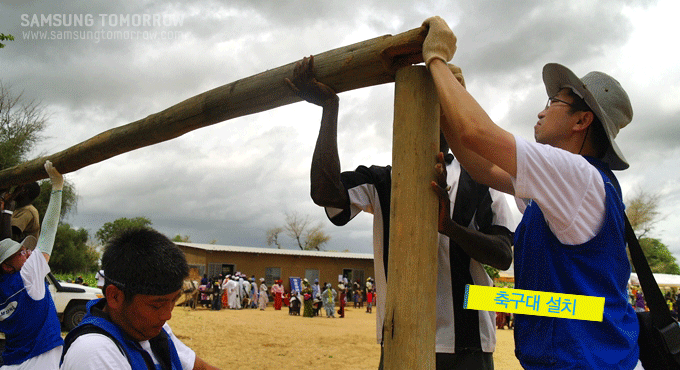 게임을 위해 구조물을 만드는 삼성 직원