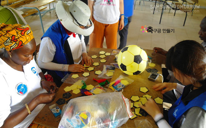 축구공을 만드는 봉사자들