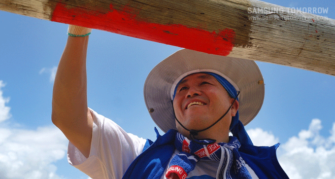 축구대를 설치하는 봉사원