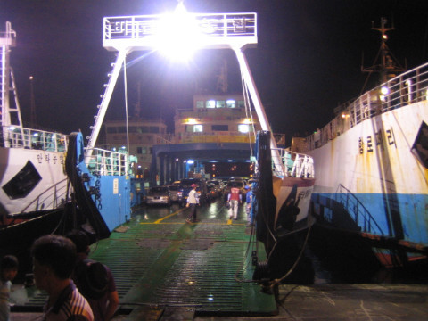 배에 실린 차들