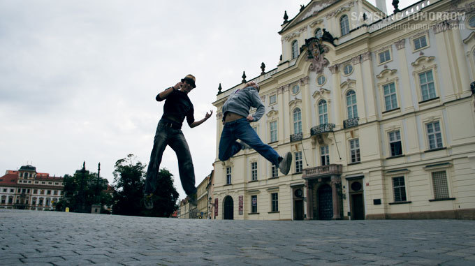 프라하의 가운데서 점프를 하다