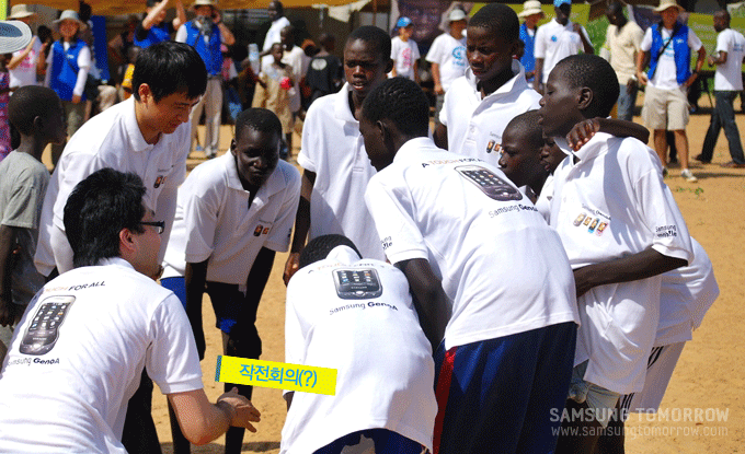 작전회의 하는 모습