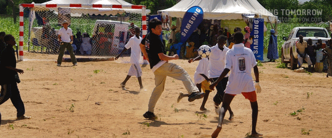 함께 즐겁게 축구하는 모습