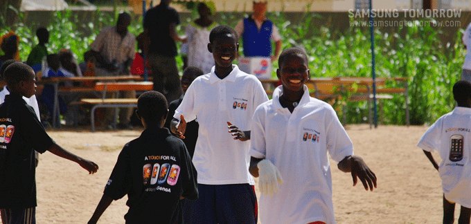 축구하며 즐겁게 웃는 어린이들