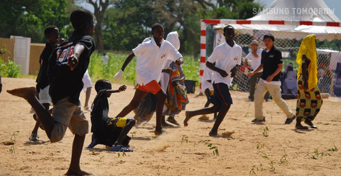 축구하며 달리는 어린이들