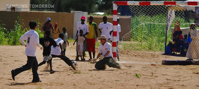 즐겁게 축구하는 모습