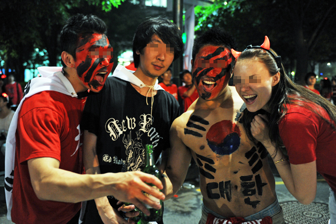 즐겁게 응원하는 붉은악마들