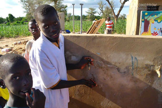 수돗물이 나오는 것을 보며 즐거워하는 아이들
