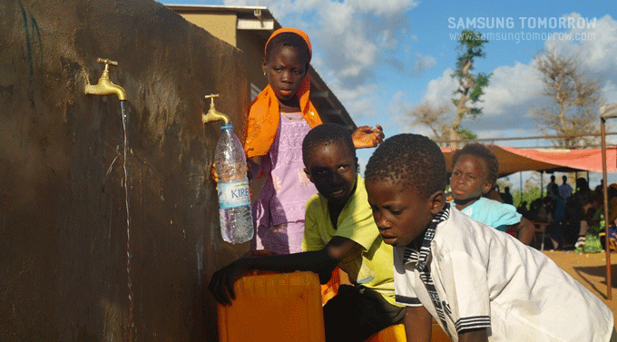 수돗물을 받고있는 어린이들