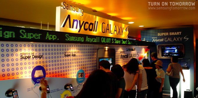 부스를 꽉 채운 사람들의 모습