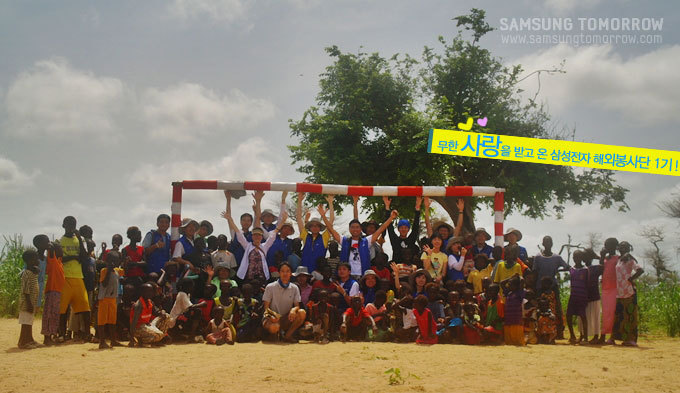 봉사단과 주민들의 단체사진, 무한 사랑을 받고 온 삼성전자 해외봉사단 12기
