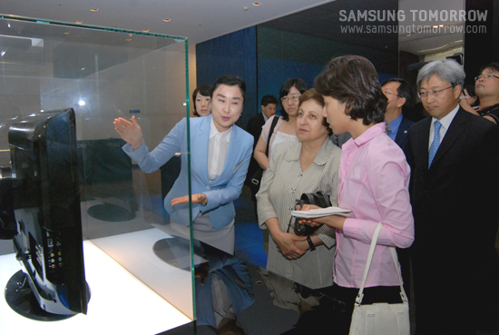 2003년 노벨평화상 수상자인 이란의 인권운동가 시린 에바디가 딜라이트에 방문해 둘러보는 모습