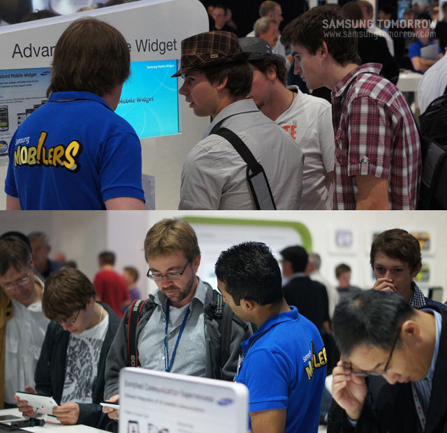 삼성제품을 열심히 설명하고 있는 모습의 삼성 모바일러스들