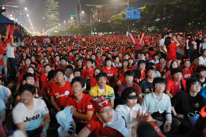 즐겁게 응원하는 붉은악마들
