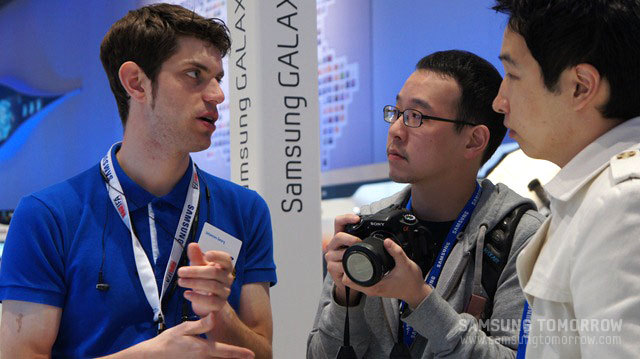 제품설명을 해주는 삼성 모바일러스