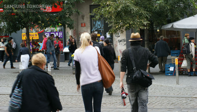 전자매장으로 향하는 스토리텔러의 모습