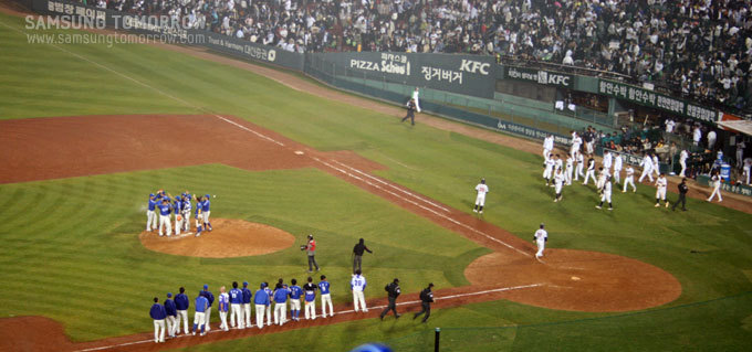 승리의 기쁨을 누리는 삼성라이온즈 선수들