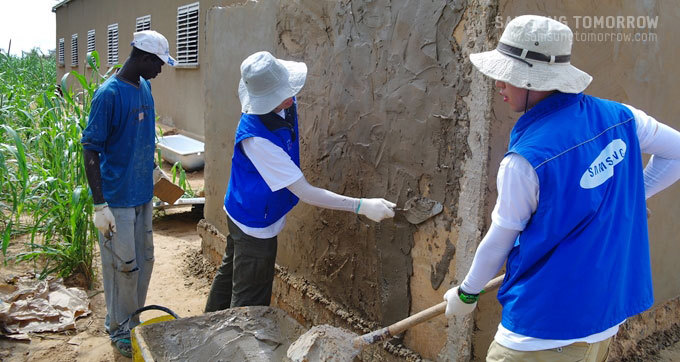 시멘트작업하는 삼성직원들