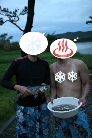 글쓴이가 잡은 숭어를 들고 찍은 사진