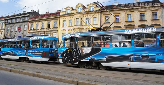 트람에 랩핑된 삼성광고