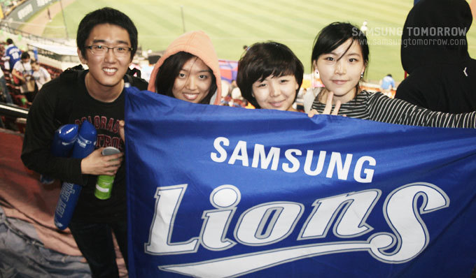 기념사진을 찍는 스토리텔러들