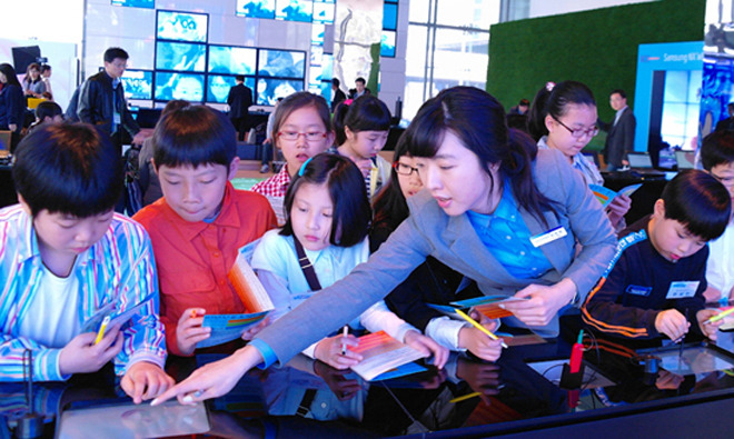 딜라이트를 구경하는 어린이 기자단의 모습