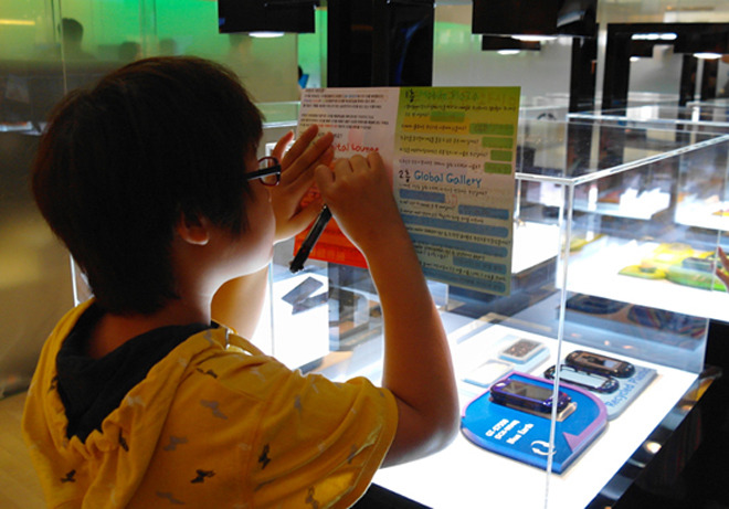 정답을 적는 남자어린이