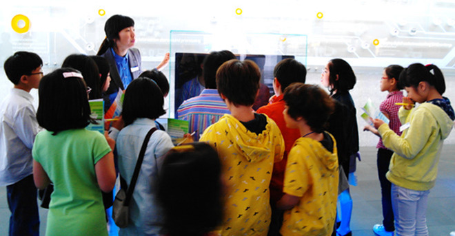 미션카드를 작성하는 어린이 기자단의 모습