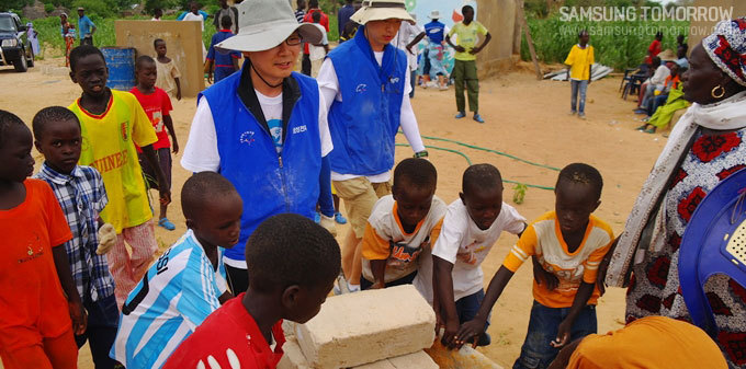 고사리손으로 일을 돕는 아이들