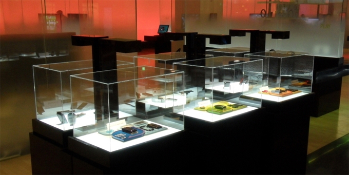 딜라이트에 친환경 휴대폰들이 전시되어 있는 모습