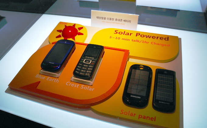 딜라이트에 전시되어 있는 폐 플라스틱을 재활용한 휴대폰